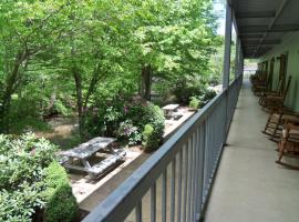 Four Seasons Inn, hotel na may pool sa Maggie Valley