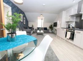 Luxe Living Guest House-Sleeps 6 -Family Friendly-Private Parking-Wifi-City-Beach, beach rental in Swansea