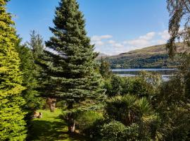 LOCH TAY HIGHLAND LODGES and GLAMPING PARK, hotel i Morenish