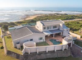 Double-Story Holiday Home with Pool & Seaview, villa à Port Alfred