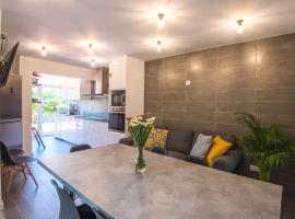 Grand Beach House Bliss, By TimeCooler, hotel em Carcavelos