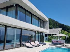Attersee Luxury Design Villa with dream views, large Pool and Sauna، فندق سبا في نسدورف ام اترسي
