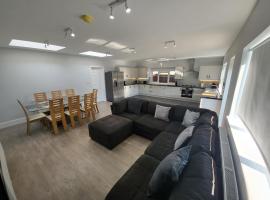 High Spec Large 6 Bedroom House!, hotel in Kingston upon Thames