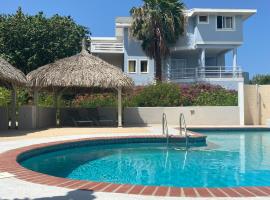 Villa at secured gated resort near Mambo Beach!, cottage in Willemstad