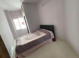 4 Beds Condo Holiday Home at Bashundhara Dhaka, khách sạn ở Dhaka