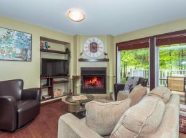 Townhouse With Free Shuttle To Tremblant Resort, ξενοδοχείο στο Μοντ Τρεμπλάν