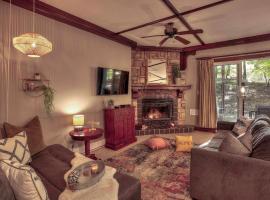 Les Manoirs Wpool & Hot Tub Near Village 110-7, country house di Mont-Tremblant