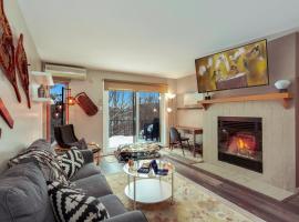 Tremblant Rocher Soleil Ski In Ski Out 2 Bedroom, ξενοδοχείο στο Μοντ Τρεμπλάν
