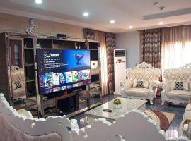 Modern Luxury Home W/ 24H Power Wi-Fi & Security: Abuja'da bir kulübe