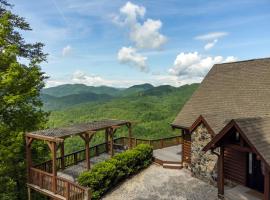 A Celestial Chalet Pets, Hot Tub & Mountain View, hotell i Old Fort