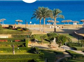 Mountain View Sokhna 2, "HEATED POOL" & Sea View, 3bedrooms, Penthouse with Roof- Families ONLY, παραθεριστική κατοικία σε Αΐν Σούχνα