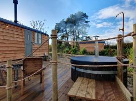 Forton House Shepherd's Huts, hotel en Chard