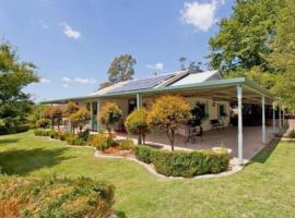 Beautiful 1960s home in historic Yackandandah، فندق مع موقف سيارات في Yackandandah