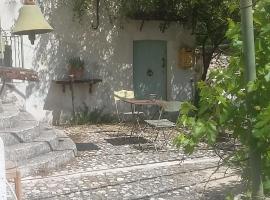 APPARTEMENT DANS HAMEAU PROVENCAL，阿洛的飯店