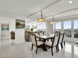 Stunning Bayview! Large condo in beachfront resort with shared pools and jacuzzi