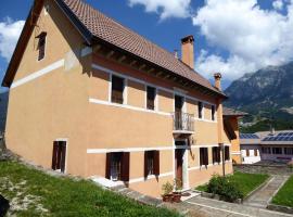 Beautiful holiday home in Chies d'Alpago with garden, hotel v mestu Chies dʼAlpago