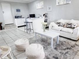Herbie's Hideout: 1 Bed Cottage W/ View and Pool, cottage in Bothaʼs Hill
