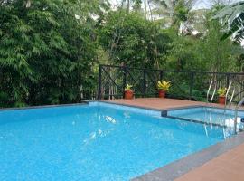 Golden Cypress Resort with Pool -Wayanad: Padinjarathara şehrinde bir kendin pişir kendin ye tesisi