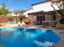 YalaRent Fruit Tree Villa with Private Pool, cabaña en Eilat