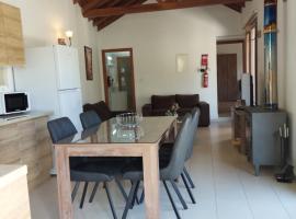 Love Holiday Suite 2, vacation home in Tris Elies