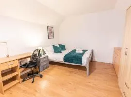 3 bedroom House for Contractors,Workers,Relocation,Insurance,Family, Free Parking, Ashburnham 1