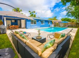 Cozy Blue house blocks from beach with Private Pool, BBQ, Backyard, allotjament vacacional a Deerfield Beach