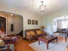 Craftsmen Charmer with Easy City & Airport Access, vacation home in Pittsburgh