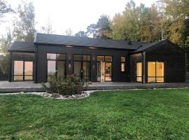 Unique house with Saltwater pool on Gotland, παραθεριστική κατοικία σε Romakloster