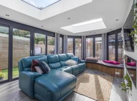 MODERN 3 BED - Sleeps 6 with HOT TUB, holiday home in Bath