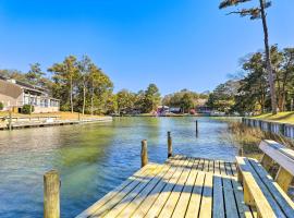 Waterfront Pine Knoll Shores Gem with Boat Dock, viešbutis mieste Pine Knoll Shores