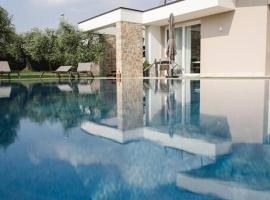LA CORTESE by La Rondinella Apartments, ξενοδοχείο σε Calmasino