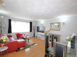Cheerful 3 Bedroom 2 Bathroom Bungalow by CozyNest, hotel with parking in Earley