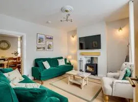 Sage Cottage: Homely, Cosy Cottage with Log Burner