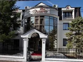 Garni Hotel Vozarev