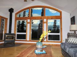 3 Bedroom Home with Amazing Views 11 mi from Denali, feriebolig i Healy