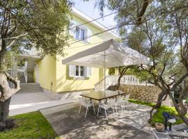 APARTMAN MARICA LUN Premium Olive Garden Oasis 100 m2, just few steps to the sea: Lun şehrinde bir otel