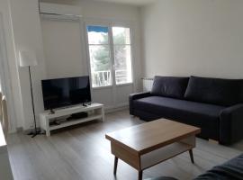 65m with small balcony - near naval base, holiday rental in Toulon