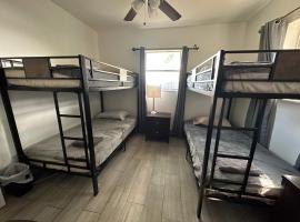 Bekahouse Hostel with parking, backyard and laundry, viešbutis Majamyje