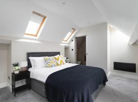 Skyvillion - COZY LARGE 1 & 4 Beds Apartments in London Enfield, Mins to Tube Station, Free Wi-Fi, hotel near Cockfosters Tube Station, Cockfosters