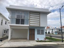 Casa en Baní cerca de playa los almendros, villa en Baní