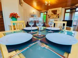 Rustic Fawn Lodge with Hot Tub for 4 - Resort Spa in Devon