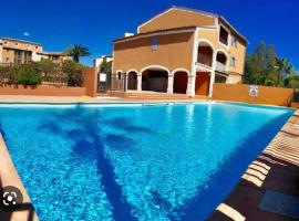 2 bedrooms, 15 min walk to beach, AC, pool & fiber internet in a quiet, private gated domain 5kms to St Tropez, hotel em Cogolin