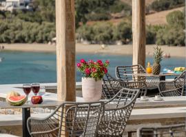 Porto Dema Luxury Suites – hotel w mieście Schinoussa