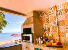 Casa com pes na areia em Iriri - ES, hotel in Anchieta