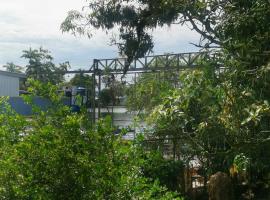 Waterfront 2 Story Deluxe Duplex, hotel v destinaci Almirante