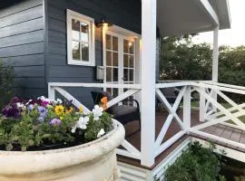 Hamptons In Rye Blue Cottage 3 Mins from Hot Springs!、ライのコテージ