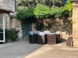 Appartement dans un domaine Viticole, hotel con estacionamiento en Fontanès