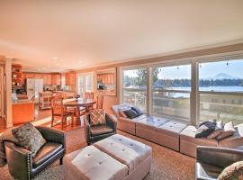 Stunning Kent Lake House with Private Dock!, hytte i Kent