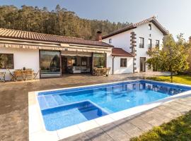 Impresionante villa entre mar y montaña, holiday rental in La Cavada