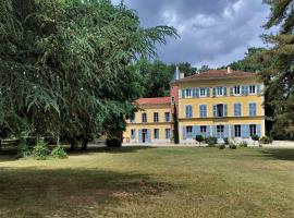 Château St Romain Chambres d'hôtes, hotel v destinaci Espeluche